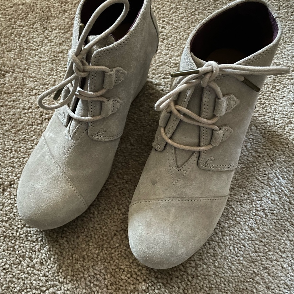 Tan Tom’s size 8 wedge lace booties